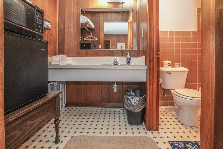 More Photos Of 314 Chippewa St, Ontonagon Hotel For Sale