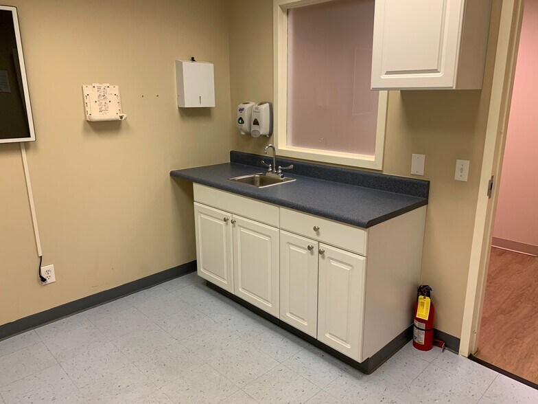 More Photos Of 25 Hospital Center Blvd, Hilton Head Medical For Lease