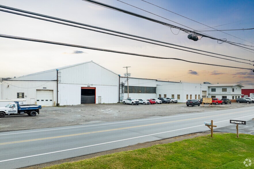 More Photos Of 3608 Sharon Rd, West Middlesex Warehouse For Lease