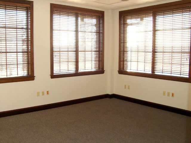More Photos Of 1414 SW Ashworth Pl, Topeka Office For Lease