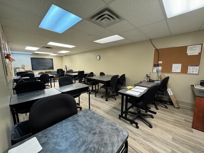 More Photos Of 7 E Water St, Little Curren Storefront Retail Residential For Sale