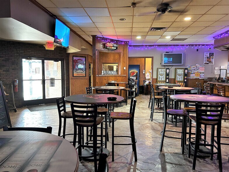 More Photos Of 1027 Sheffield Ave, Dyer Restaurant For Lease