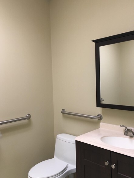 More Photos Of 4640-4650 Oakton St, Skokie Storefront For Lease