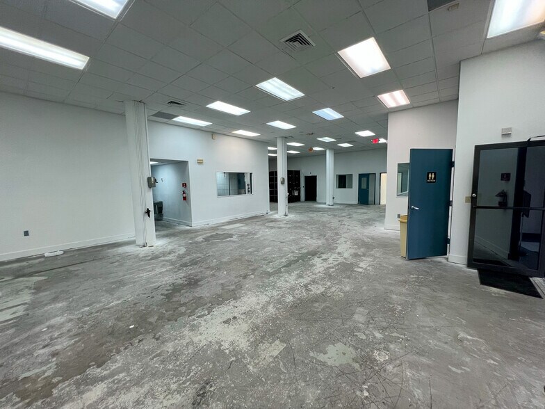 More Photos Of 2700 NW 36th St, Miami Office Residential For Lease