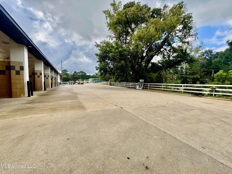 More Photos Of 2934 US 51, Hernando Carwash For Sale