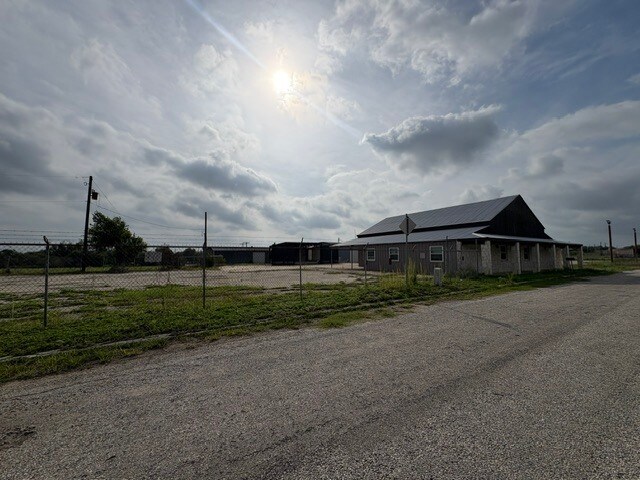 More Photos Of 1500 Simmons Ave, Jourdanton Warehouse For Sale