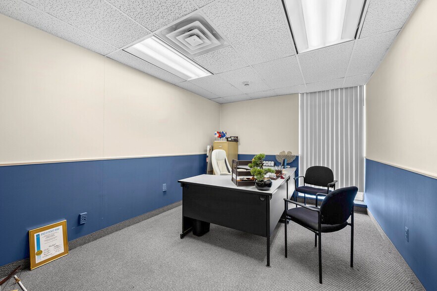 More Photos Of 2727 S Beech Daly Rd, Dearborn Heights Warehouse For Sale