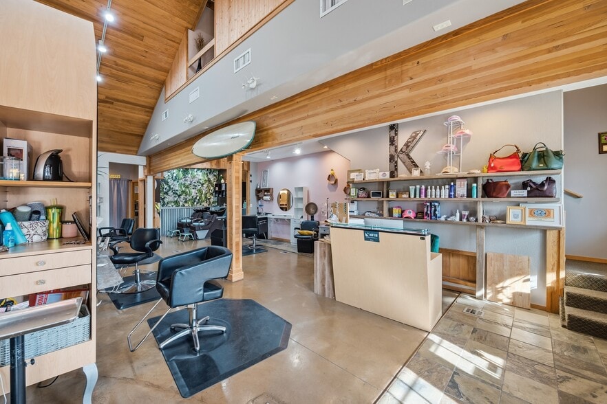 More Photos Of 249 NW 6th St, Redmond Storefront Retail Office For Lease