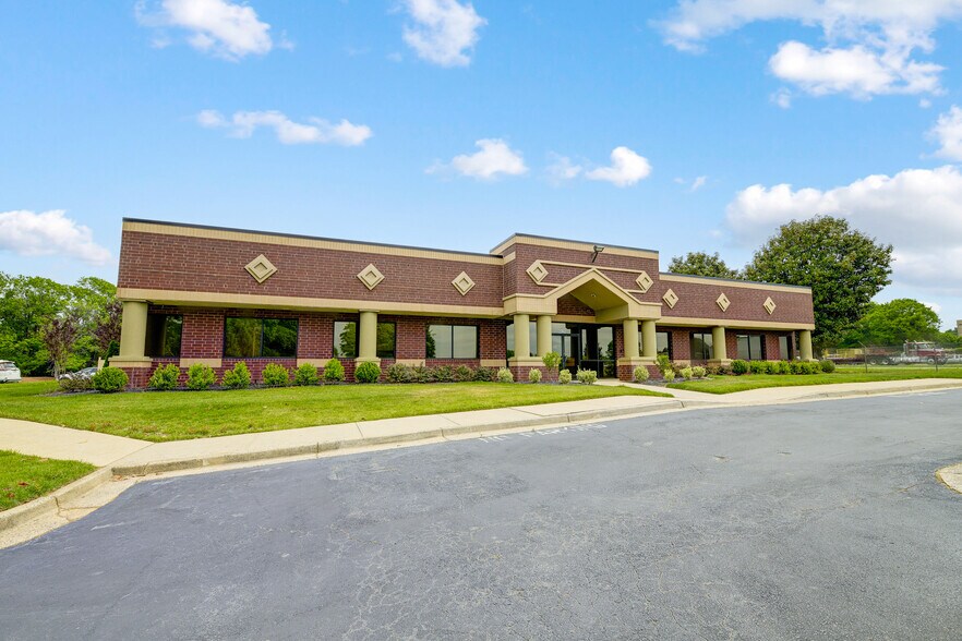 More Photos Of 9635 Southern Pine Blvd, Charlotte Coworking Space