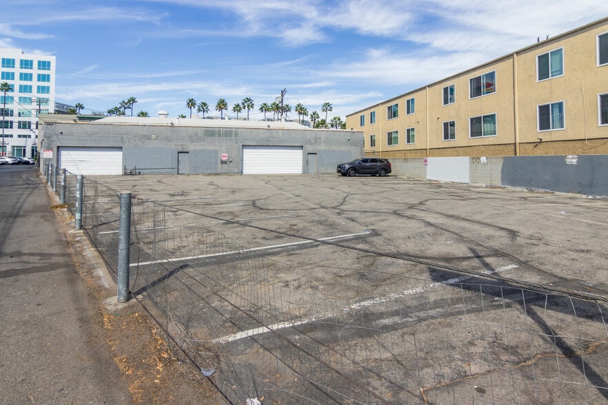 More Photos Of 11129 Hartsook St, North Hollywood Warehouse For Lease