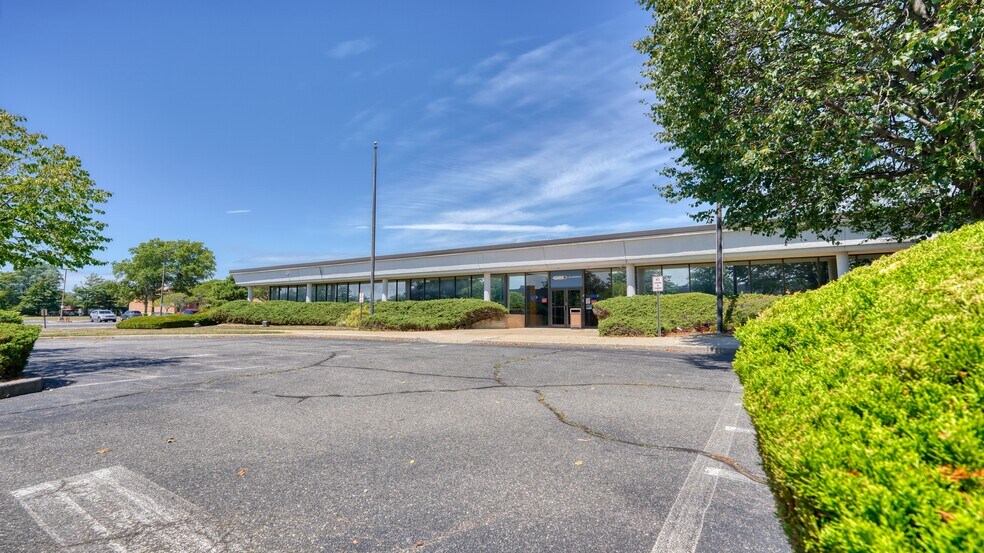 More Photos Of 1000 New Horizons Blvd, Amityville Warehouse For Lease