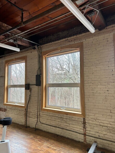 More Photos Of 105 Chapman St, Canton Warehouse For Lease