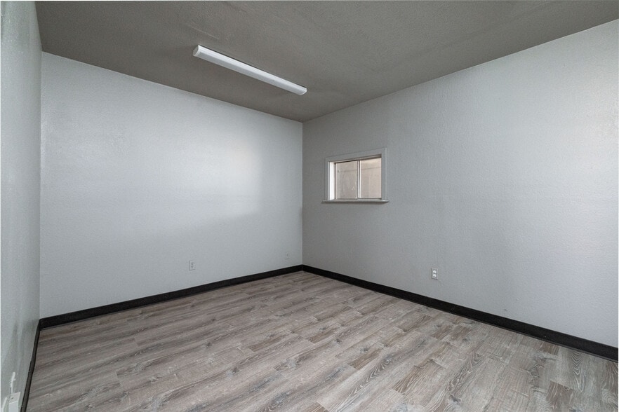 More Photos Of 4404-4412 Glenview Dr, Haltom City Warehouse For Lease