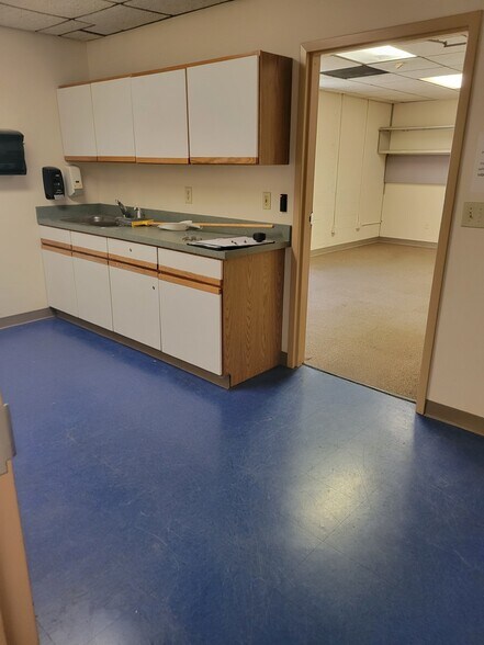 More Photos Of 7757 Auburn Rd, Painesville Flex For Lease