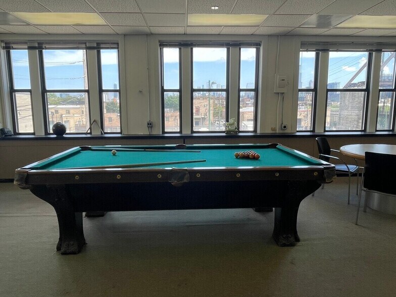 More Photos Of 400-410 N Hermitage Ave, Chicago Flex For Lease