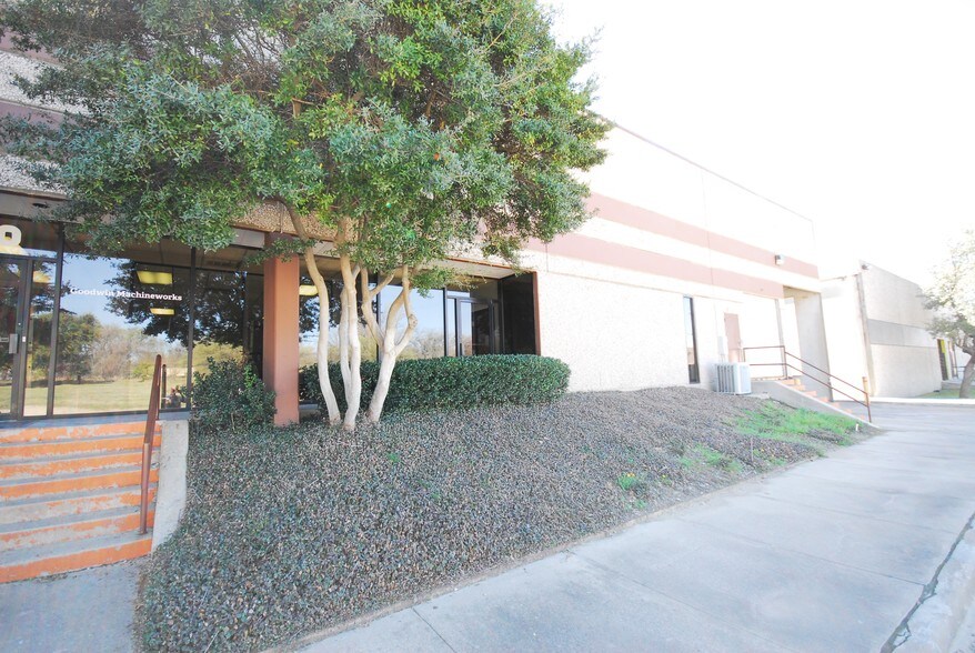More Photos Of 1410 Vinylex Dr, Carrollton Manufacturing For Lease