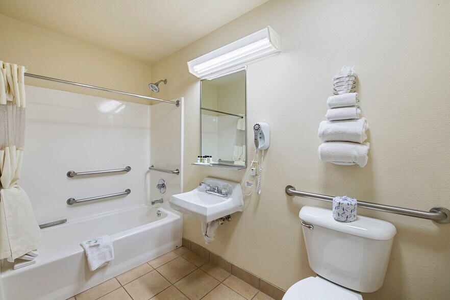 More Photos Of 1424 W Pine St, Pinedale Hotel For Sale