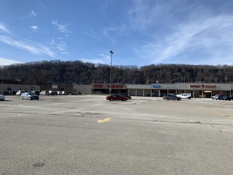 More Photos Of 300-340 Central City Plz, New Kensington General Retail For Sale