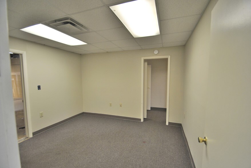 More Photos Of 1700 West Ave, Crossville Office For Lease