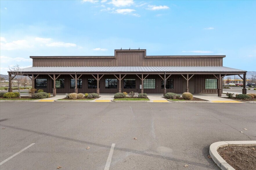 More Photos Of 1445 Center Dr, Medford Restaurant For Lease