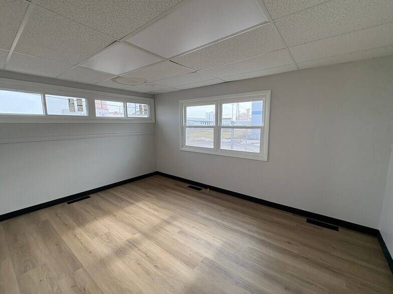 More Photos Of 4911 Industrial Rd, Fort Wayne Warehouse For Lease