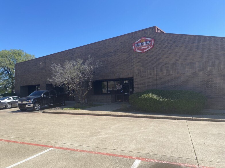 More Photos Of 817 Greenview Dr, Grand Prairie Showroom For Lease