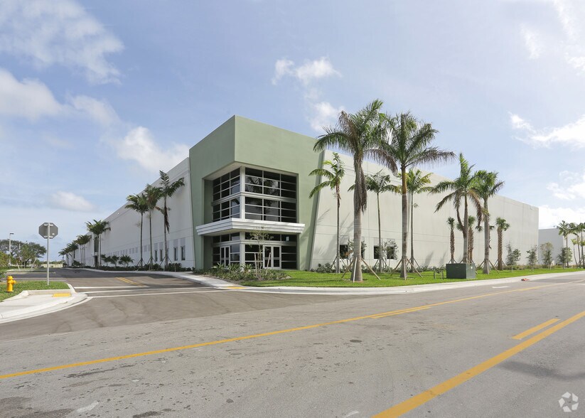 Primary Photo Of 400 Hillsboro Technology Dr, Deerfield Beach Distribution For Lease