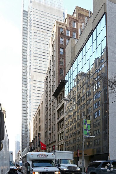 More Photos Of 215 W 40th St, New York Office For Lease