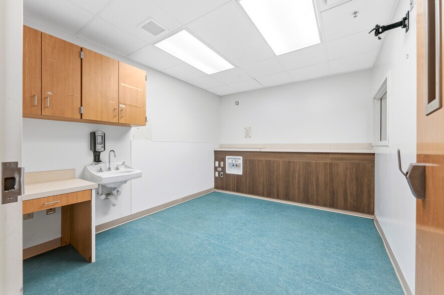 More Photos Of 378 Market Place Mall, Weston Medical For Lease