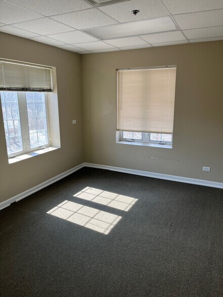 More Photos Of 3341 Hobson Rd, Woodridge Unknown For Lease