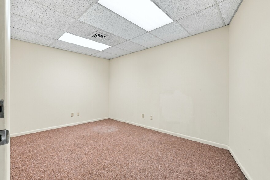 More Photos Of 3506 Memorial Ave, Lynchburg Office For Sale