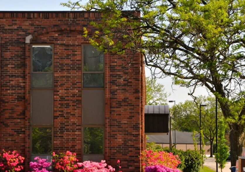 More Photos Of 625 N North Ct, Palatine Unknown For Lease