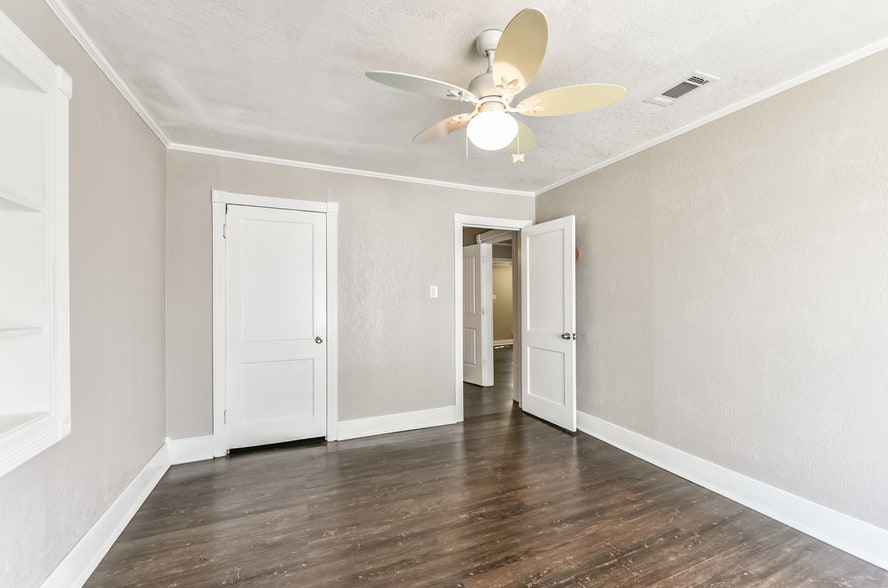 More Photos Of 2745 Wagon Trail Rd, Pearland Auto Repair For Sale