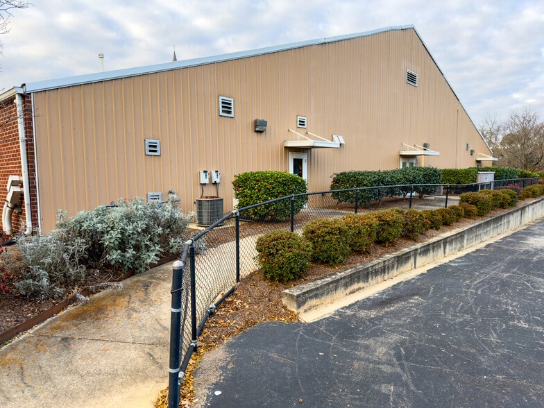 More Photos Of 634 Main St, Forest Park Flex For Sale