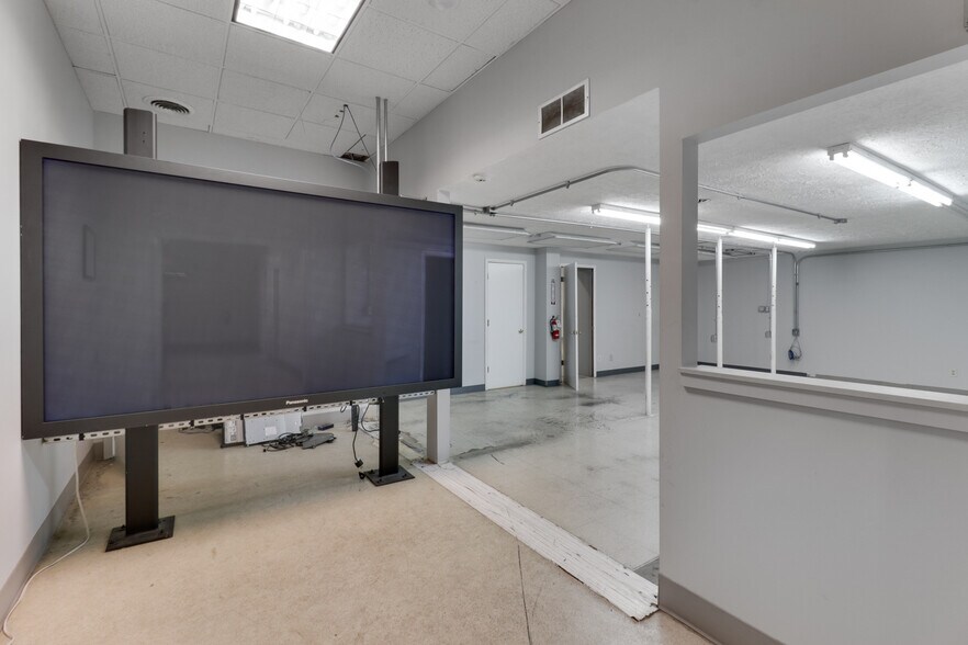 More Photos Of 106 Oak Creek Plz, Bloomington Warehouse For Lease