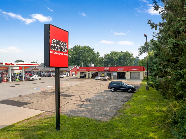 Primary Photo Of 123 W Prairie View Rd, Chippewa Falls Auto Repair For Sale