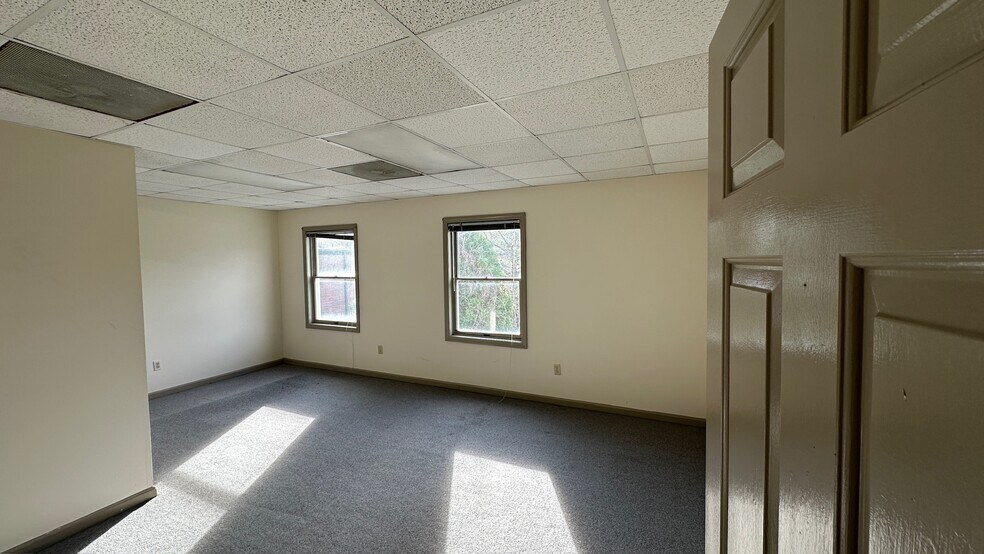 More Photos Of 16 Jan Sebastian Dr, Sandwich Office For Sale