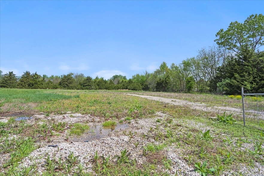 More Photos Of 325 E State Ave, Tonganoxie Auto Dealership For Lease