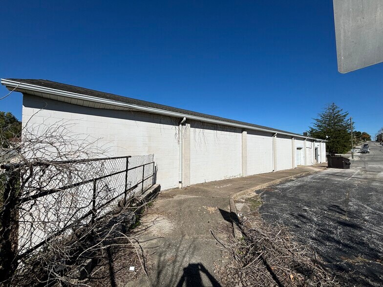 More Photos Of 301 W Mulberry St, Salem Light Distribution For Sale