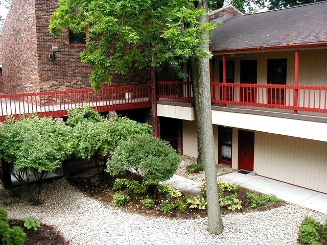 More Photos Of 2346 S Lynhurst Dr, Indianapolis Office For Lease