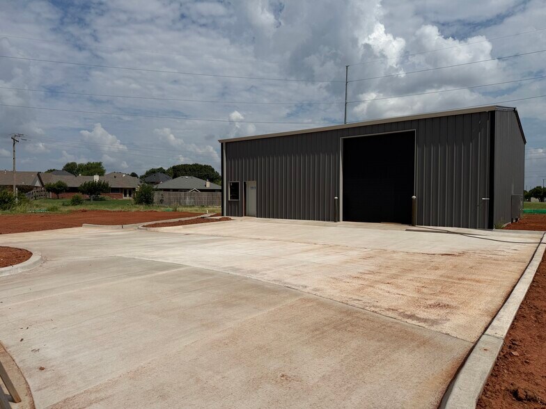 More Photos Of 7717 NW 81st Cir, Oklahoma City Warehouse For Lease