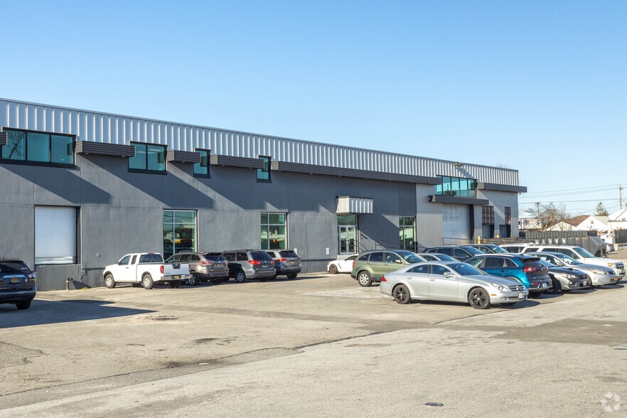 More Photos Of 35 Engel St, Hicksville Warehouse For Lease