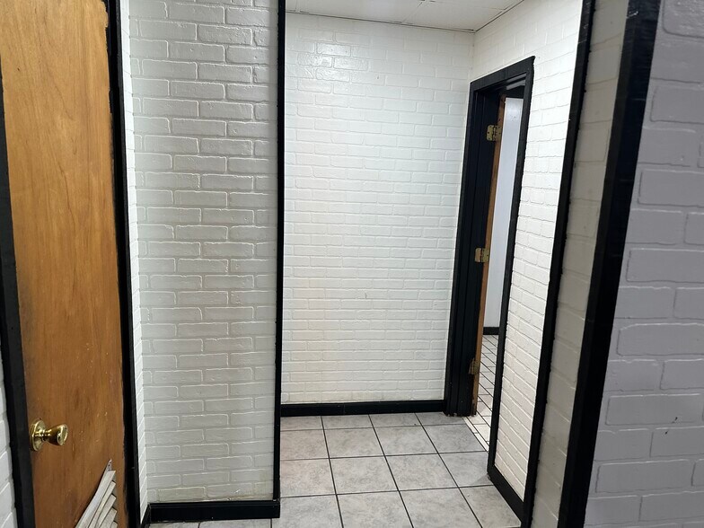 More Photos Of 308 S Hayes Ave, Wagoner Restaurant For Lease