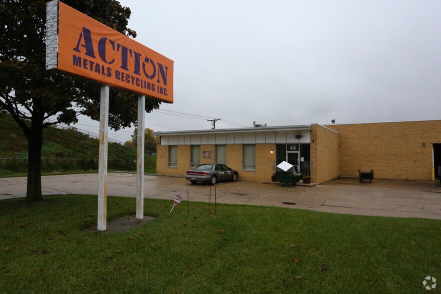 More Photos Of 2063 Frontage Rd, Des Plaines Warehouse For Lease