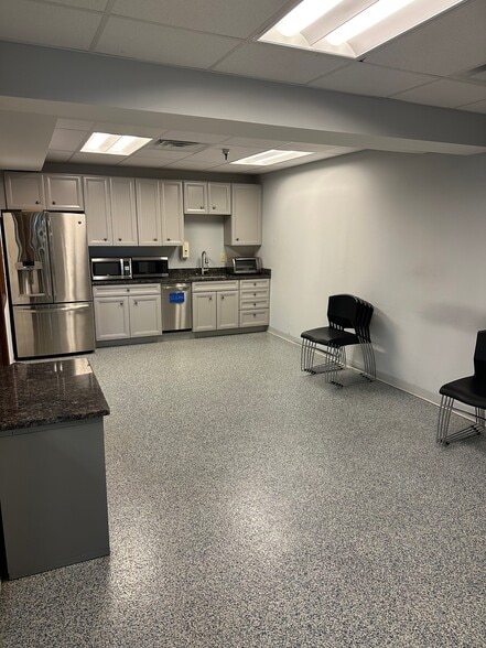 More Photos Of 435 W 194th St, Glenwood Manufacturing For Lease