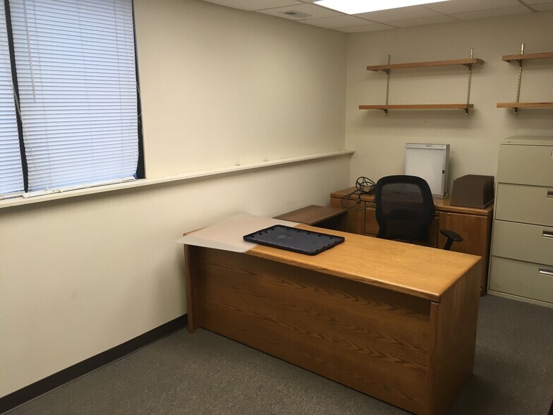 More Photos Of 85 Market St, Elgin Office For Sale