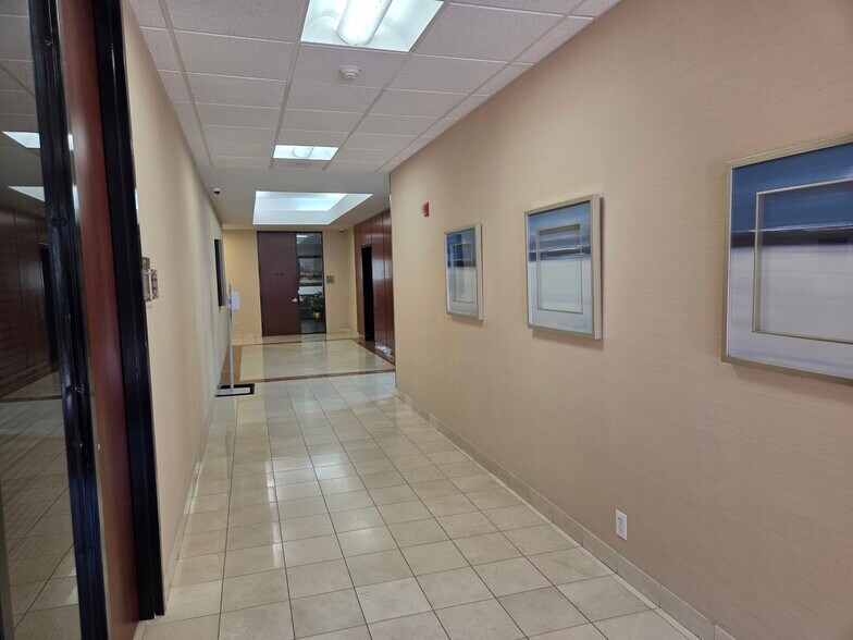 More Photos Of 11498 Luna Rd, Farmers Branch Office For Lease