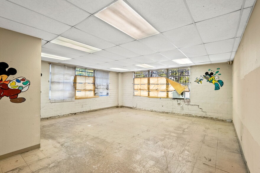 More Photos Of 1701 W Woodlawn Ave, San Antonio Religious Facility For Sale