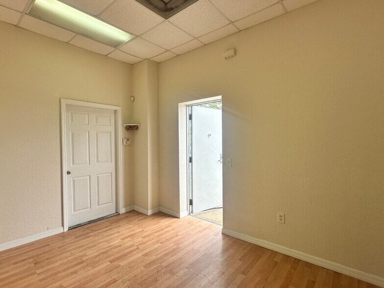 More Photos Of 3876 Bengert St, Orlando Warehouse For Lease