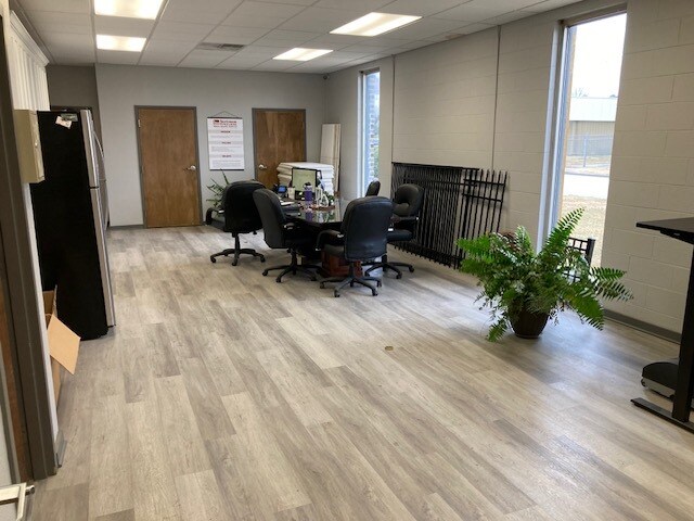 More Photos Of 900 Creekside Rd, Chattanooga Light Distribution For Sale